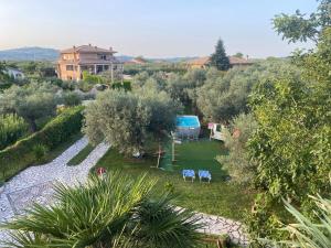 eine Luftansicht auf einen Garten mit Stühlen und ein Haus in der Unterkunft Villa Ulivi in Tocco da Casauria