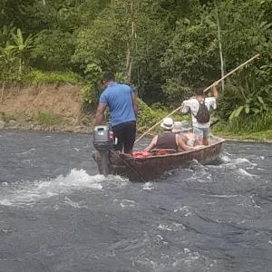 un groupe de personnes sur un bateau dans une rivière dans l'établissement Lodging and adventures, à Soposo