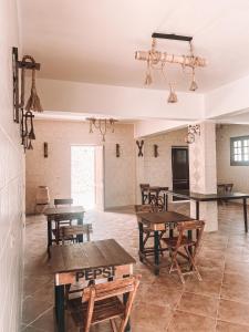 沙姆沙伊赫的住宿－Serenity Lodge，用餐室配有木桌和长椅