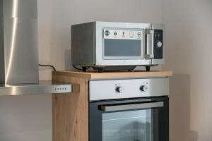 a microwave sitting on top of a stove in a kitchen at SU-City/4 SZ/Küche/Zentral/Top Anbindung/ICE in Siegburg