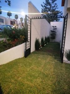 podwórko z ogrodzeniem i podwórko z trawą w obiekcie Casa como nueva, cómoda y tranquila w mieście Guadalajara