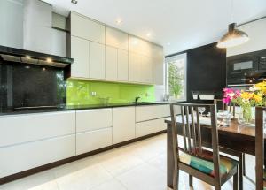 Dapur atau dapur kecil di Apartament Przystań - NoclegiSopot