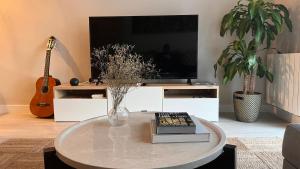 TV/trung tâm giải trí tại Charming apartment central Madrid