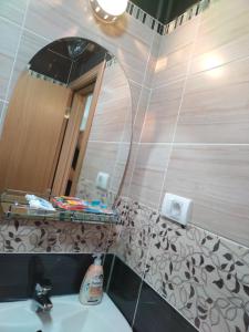 a bathroom with a sink and a mirror at Studio apartman MIR in Kanjiža
