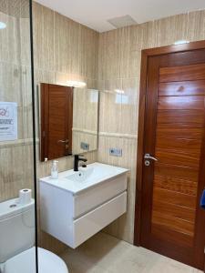 プラヤ・オンダにあるApartamento Siroco. Playa Hondaのバスルーム(洗面台、トイレ、鏡付)