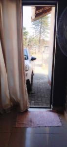 uma porta aberta para um carro estacionado numa entrada em Mels em Richards Bay
