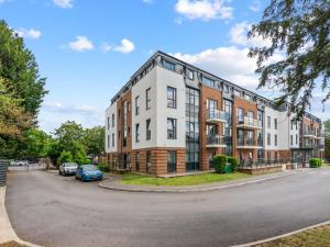 um edifício de apartamentos na esquina de uma rua em 2 bed, 2 bath Gated Heathrow Lux Apartment em West Drayton