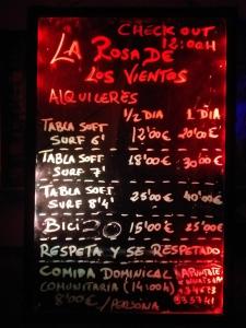 una señal para un restaurante con escritura en él en Rosa de los Vientos en Cádiz