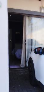 um carro branco estacionado em frente a um quarto em Mels em Richards Bay