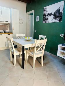 テルミニ・イメレーゼにあるBorgo Himera - GREAT SPOT between Cefalù & Palermoのキッチンテーブル(椅子付)、フルーツボウル