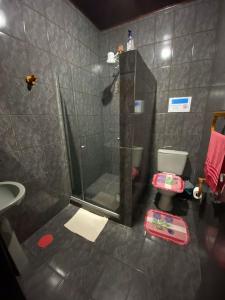 łazienka z prysznicem i toaletą w obiekcie Casa Estação da Paz w mieście Miguel Pereira
