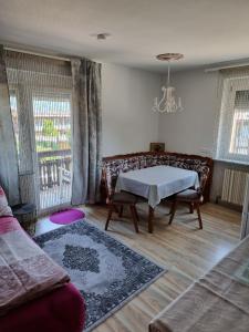 ein Wohnzimmer mit einem Bett und einem Sofa in der Unterkunft Ferienhaus Burgblick in Treffen