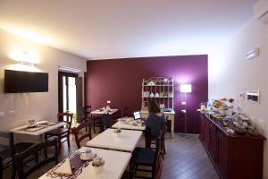 TV a/nebo společenská místnost v ubytování Hotel Leon D'Oro