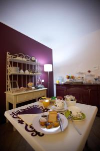 einen Tisch mit einem Teller Essen drauf. in der Unterkunft Hotel Leon D'Oro in Mantua