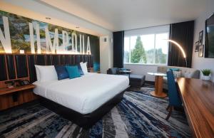 una camera d'albergo con letto e scrivania di Seven Feathers Casino Resort a Canyonville