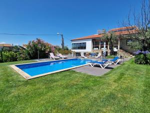 a house with a swimming pool in a yard at Casa Branca in Covas