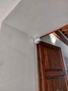 Pokój z sufitem i drewnianymi drzwiami w obiekcie Maremma Toscana House w mieście Prata