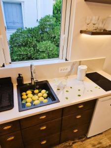 eine Küchentheke mit Spüle und Fenster in der Unterkunft Christine Studios in Poros + 48 Fotos