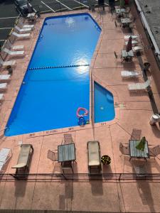 Bazén v ubytování Skyview Manor Motel nebo v jeho okolí