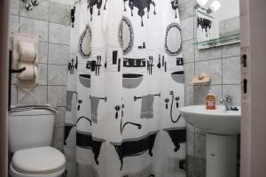 Ванная комната в Anna Maria Apartments +24 фотографии