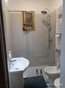 y baño con lavabo, ducha y aseo. en Villa Benny a Due passi dal mare, en Santa Caterina di Nardò