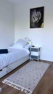 - une chambre avec un lit blanc et un tapis dans l'établissement Apartment 2 bedroom with parking and tennis, à Le Chesnay