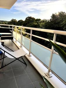 - un balcon avec une table et une chaise au-dessus dans l'établissement Apartment 2 bedroom with parking and tennis, à Le Chesnay