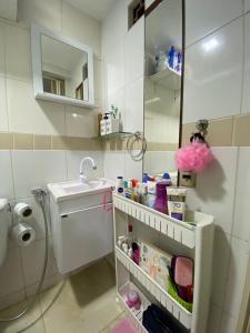 La salle de bains est pourvue d'un lavabo et d'un miroir. dans l'établissement Apartamento no Recreio, à Rio de Janeiro