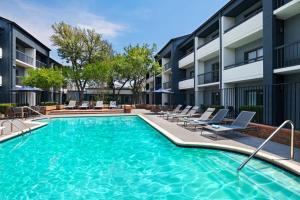 理查森的住宿－Courtyard by Marriott Dallas Richardson at Spring Valley，公寓大楼游泳池的图片