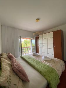sypialnia z dużym łóżkiem z poduszkami w obiekcie Apartment 'Amano' w mieście Selce