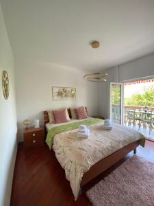 sypialnia z dużym łóżkiem i balkonem w obiekcie Apartment 'Amano' w mieście Selce