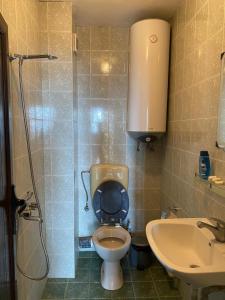 La salle de bains est pourvue de toilettes et d'un lavabo. dans l'établissement Apartment in a beach house Old town Nessebar, à Nessebar