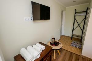 TV a/nebo společenská místnost v ubytování Native Hatis Mount Eco Resort