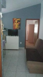 - un salon avec un canapé et une télévision dans l'établissement Maslina Apartment, à Jadrtovac