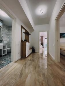 una grande camera bianca con una camera da letto e un letto di Sea view Apartment a Mamaia