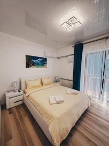 una camera con un grande letto e una finestra di Sea view Apartment a Mamaia