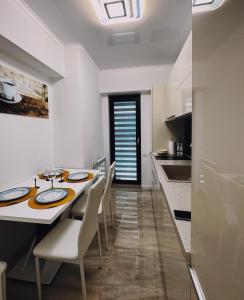 una cucina e una sala da pranzo con tavolo e sedie di Sea view Apartment a Mamaia