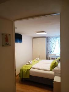 Rúm í herbergi á Cityhotel Junger Fuchs