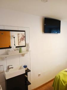 Sjónvarps- og/eða afþreyingartæki á Cityhotel Junger Fuchs