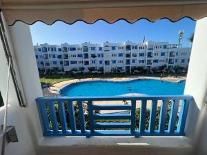 d'un balcon avec vue sur la piscine. dans l'établissement Un bel appartement à Jawhara Smir, Marina Smir, à Marina Smir
