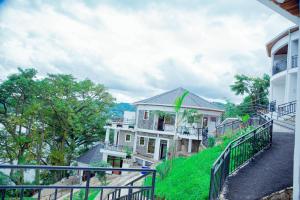 Výhľad na bazén v ubytovaní KIGUFI HILL, Agape Resort & Kivu Edge alebo v jeho blízkosti