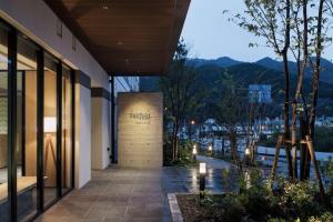 un couloir d'un immeuble avec vue sur la ville dans l'établissement Fairfield by Marriott Hyogo Tajima Yabu, à Yabu