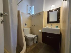 Koupelna v ubytování Vidalis Hotel + 37 fotografií