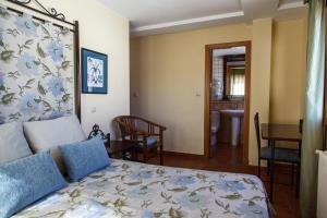 - une chambre avec un lit et une salle à manger dans l'établissement Apartamentos turísticos el gamo, à Tragacete