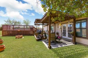 een achtertuin met een pergola en een speeltuin bij Home with pool near Sea World & Lackland in San Antonio