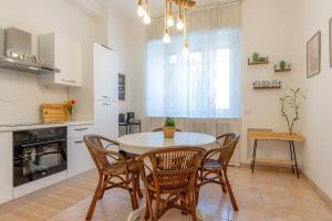 uma cozinha com mesa e cadeiras num quarto em [Rio's] cozy apartment in the heart of Como em Como