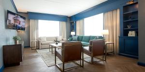 uma sala de estar com um sofá e uma mesa em Oak Grove Racing Gaming Hotel em Oak Grove