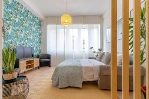 um quarto com uma cama e uma televisão em [Rio's] cozy apartment in the heart of Como em Como