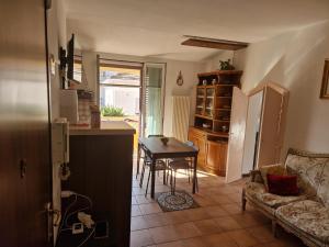 eine Küche und ein Wohnzimmer mit einem Tisch und einem Sofa in der Unterkunft Appartamento Rosy in Rimini