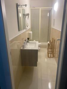 La salle de bains est pourvue d'un lavabo et de toilettes. dans l'établissement B&B Elios Rooms, à Catane